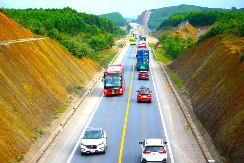 Một đoạn cao tốc Cam Lộ - La Sơn. Nguồn: B&aacute;o Giao th&ocirc;ng.