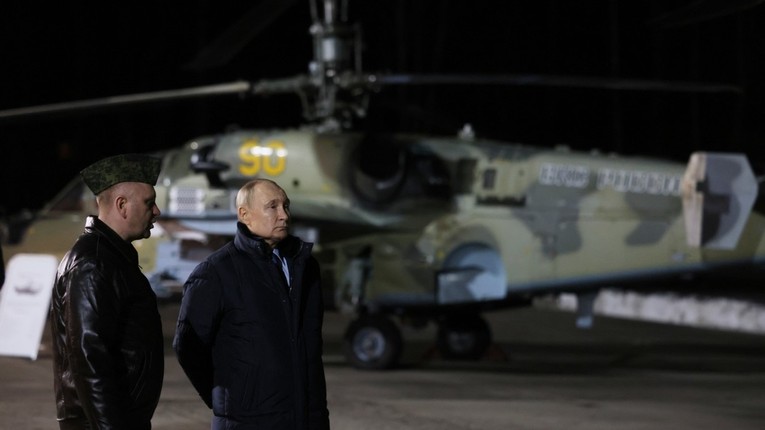 Tổng thống Nga Vladimir Putin thăm Căn cứ Kh&ocirc;ng qu&acirc;n Torzhok, v&ugrave;ng Tver, Nga. Ảnh: Sputnik