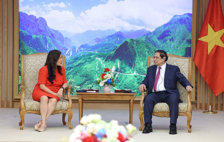 Thủ tướng Phạm Minh Ch&iacute;nh trao đổi với Bộ trưởng Ph&aacute;t triển kinh tế, thương mại quốc tế v&agrave; x&uacute;c tiến xuất khẩu Canada Mary Ng. Ảnh: VGP.