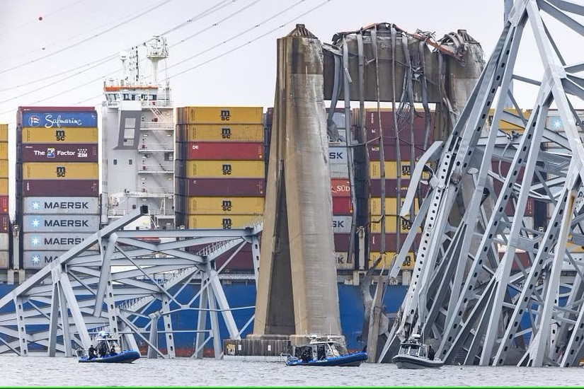 Hiện trường vụ t&agrave;u container đ&acirc;m sập c&acirc;y cầu Francis Scott Key ở Baltimore, bang Maryland của Mỹ. Ảnh: AFP