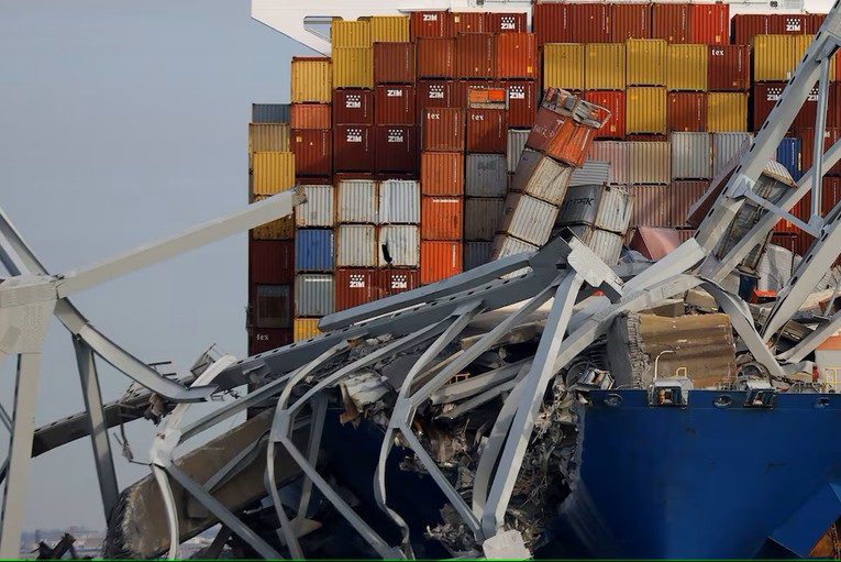 T&igrave;nh trạng con t&agrave;u container Dali treo cờ Singapore sau khi đ&acirc;m v&agrave;o cầu. Ảnh: AFP