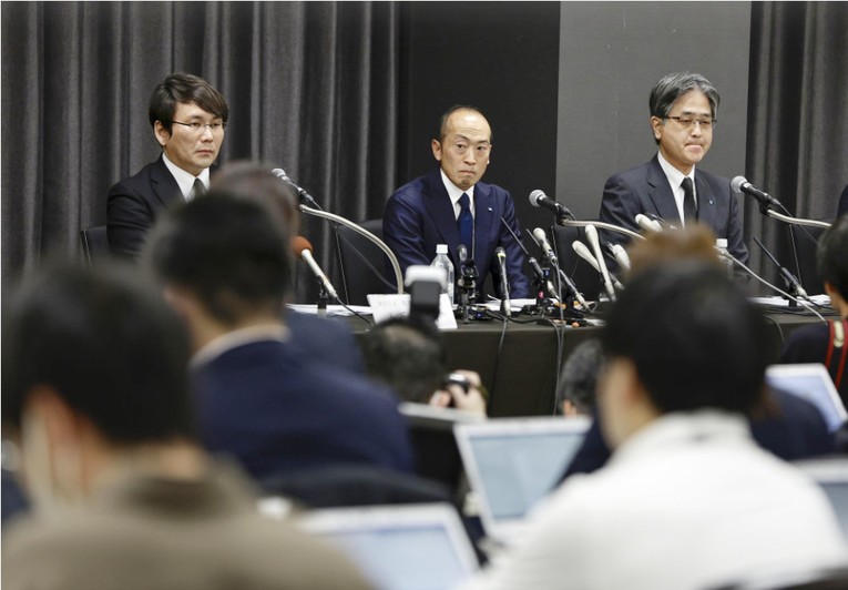 &Ocirc;ng Akihiro Kobayashi, Chủ tịch c&ocirc;ng ty dược phẩm Kobayashi (giữa) tham dự họp b&aacute;o ở Osaka (Nhật Bản) ng&agrave;y 29/3. Ảnh: Theo Kyodo News.