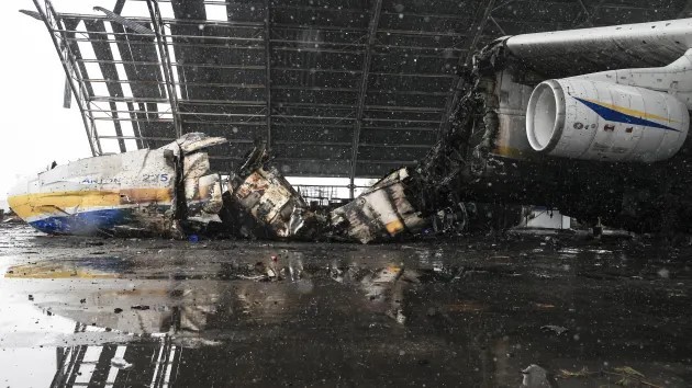 Antonov An-225 Mriya từng đ&oacute;ng vai tr&ograve; l&agrave; m&aacute;y bay vận chuyển t&agrave;u con thoi của Li&ecirc;n X&ocirc; trước đ&acirc;y. Ảnh: CNBC