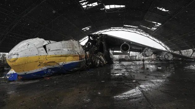 Số phận chiếc m&aacute;y bay lớn nhất thế giới tại s&acirc;n bay Hostomel. Ảnh: CNBC