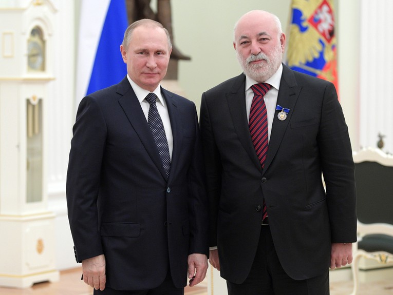 Tỷ ph&uacute; Viktor Vekselberg c&ugrave;ng Tổng thống Nga Vladimir Putin tại Điện Kremlin. Ảnh: Sputnik