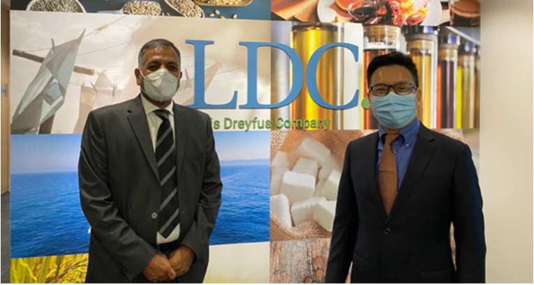 Ph&oacute; Chủ tịch chuy&ecirc;n tr&aacute;ch Nghiệp vụ Khu vực tư nh&acirc;n v&agrave; Quan hệ Đối t&aacute;c c&ocirc;ng - tư của ADB, &ocirc;ng Ashok Lavasa (tr&aacute;i) v&agrave; Gi&aacute;m đốc Thương mại v&agrave; Trưởng bộ phận ch&acirc;u &Aacute; của LDC, &ocirc;ng James Zhou (phải) tại văn ph&ograve;ng của LDC ở Singapore. Nguồn: ADB.