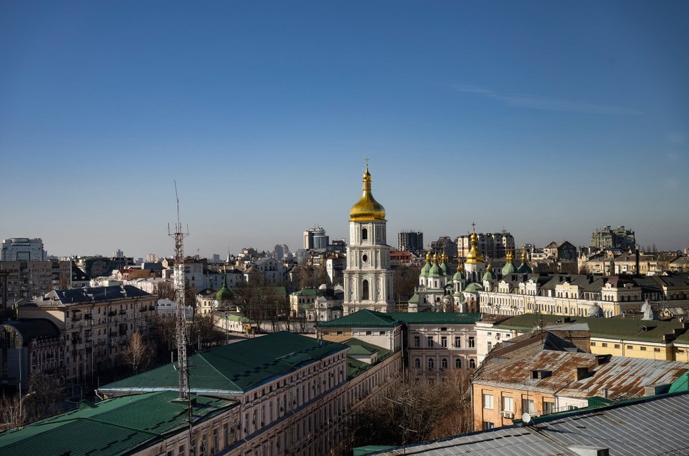 Một th&aacute;ng trước, thủ đ&ocirc; Kiev đ&atilde; th&ocirc;ng b&aacute;o bị giới nghi&ecirc;m. Tuy nhi&ecirc;n, hiện những d&ograve;ng xe &ocirc; t&ocirc; đang quay trở về th&agrave;nh phố n&agrave;y. Ảnh: NYT