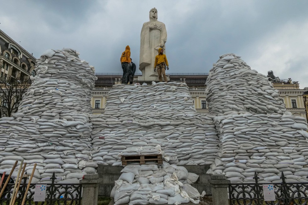 Những h&agrave;ng r&agrave;o bao c&aacute;t được người d&acirc;n thủ d&ocirc; Kiev sử dụng để bảo vệ c&aacute;c di t&iacute;ch trước nguy cơ bị tấn c&ocirc;ng. Ảnh: NYT