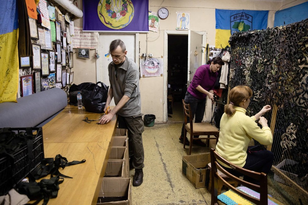 Những t&igrave;nh nguyện vi&ecirc;n đan lưới ngụy trang cho qu&acirc;n đội Ukraine. &amp;amp;amp;quot;Nếu kh&ocirc;ng c&oacute; họ, ch&uacute;ng t&ocirc;i sẽ mất đi một nửa khả năng chiến đấu&amp;amp;amp;quot;, &ocirc;ng Oleksandr Danylyuk n&oacute;i. Ảnh: Reuters