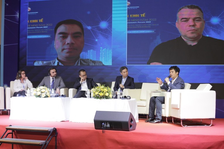 &Ocirc;ng Nguyễn Văn Khoa - Tổng gi&aacute;m đốc FPT dẫn dắt phi&ecirc;n thảo luận chủ đề &ldquo;Chuyển đổi số trong doanh nghiệp: Kinh nghiệm v&agrave; b&agrave;i học th&agrave;nh c&ocirc;ng của doanh nghiệp trong nước v&agrave; quốc tế&rdquo;.