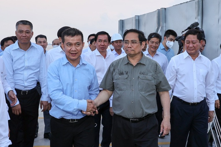 Thủ tướng Phạm Minh Ch&iacute;nh trao đổi với đại diện Tập đo&agrave;n Trung Nam tại cảng C&agrave; N&aacute;. Nguồn: B&aacute;o Ch&iacute;nh phủ.