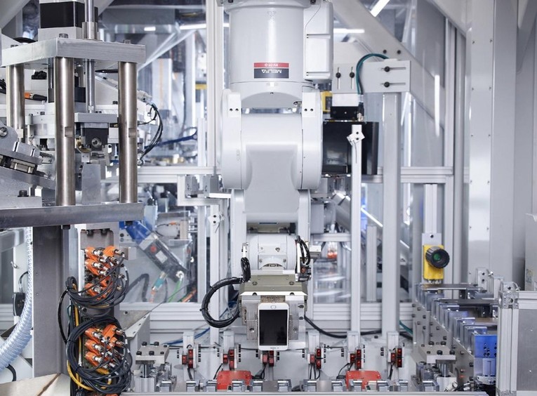 H&igrave;nh ảnh Robot t&aacute;i chế Daisy của Apple c&oacute; thể th&aacute;o rời c&aacute;c mẫu iPhone.