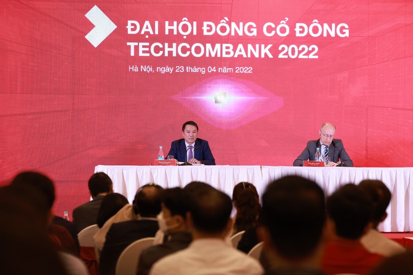 Chủ tịch HĐQT Techcombank Hồ H&ugrave;ng Anh tại Đại hội đồng cổ đ&ocirc;ng 2022.