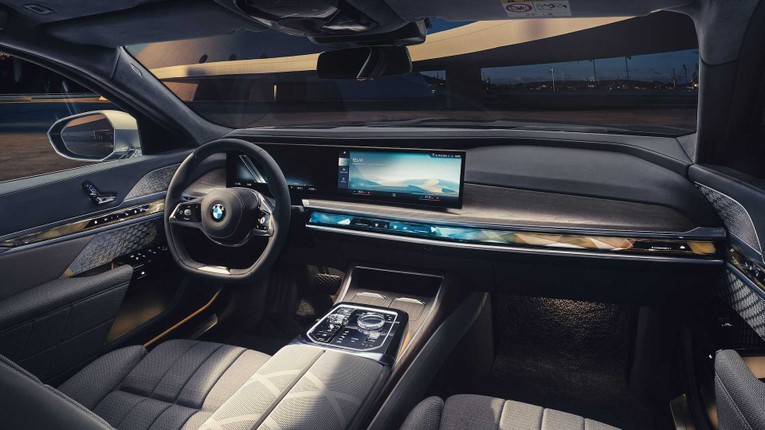 B&ecirc;n trong khoang l&aacute;i của BMW 7-Series First Edition 2023. Động cơ xe sử dụng l&agrave; loại 3.0L 6 xy-lanh TwinPower Turbo, sản sinh c&ocirc;ng suất tối đa 375 m&atilde; lực v&agrave; m&ocirc;-men xoắn cực đại 519 Nm.