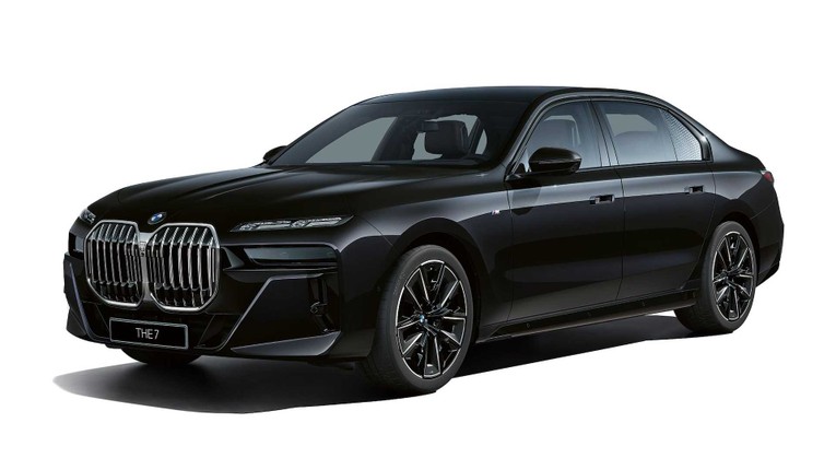 So với cấu h&igrave;nh gốc, BMW 7-Series First Edition 2023 được trang bị mặc định m&agrave;n Theatre Screen 31,3 inch ph&iacute;a sau c&ugrave;ng g&oacute;i trang bị Select bao gồm cửa sổ trời to&agrave;n cảnh Sky Lounge, camera nội thất v&agrave; hệ thống &acirc;m thanh v&ograve;m Bowers &amp;amp;amp;amp; Wilkins 40 loa.