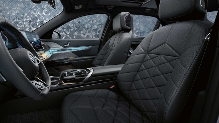 Người d&ugrave;ng cũng được cung cấp g&oacute;i trang bị Rear Comfort, bổ sung h&agrave;ng ghế sau đa chức năng gồm chức năng sưởi, th&ocirc;ng gi&oacute; v&agrave; massage. G&oacute;i trang bị n&agrave;y cũng bao gồm một bảng điều khiển ph&iacute;a sau, trong khi c&aacute;c biến thể Excellence đi k&egrave;m với ghế ngồi Executive Lounge.