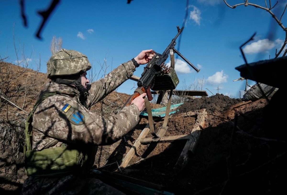 Một binh sỹ Ukraine sử dụng s&uacute;ng m&aacute;y tại Donetsk. Ảnh: Reuters