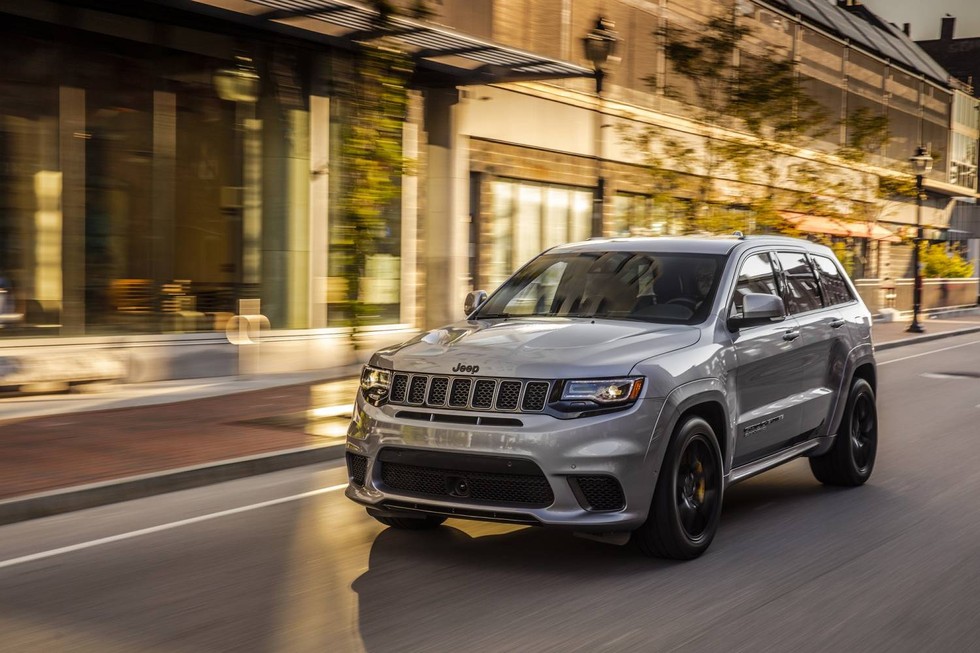 Jeep Grand Cherokee Trackhawk (290 km/h) - D&ograve;ng SUV Mỹ l&agrave; một trong 2 c&aacute;i t&ecirc;n thuộc tập đo&agrave;n Stellantis g&oacute;p mặt trong danh s&aacute;ch. Được đ&aacute;nh gi&aacute; l&agrave; một &amp;amp;amp;quot;qu&aacute;i th&uacute;&amp;amp;amp;quot; thực thụ với động cơ V8 si&ecirc;u tăng &aacute;p của Dodge, sản sinh c&ocirc;ng suất 707 m&atilde; lực v&agrave; m&ocirc;-men xoắn 875 Nm. Xe hiện kh&ocirc;ng c&ograve;n mở b&aacute;n c&ocirc;ng khai m&agrave; chỉ c&oacute; thể mua dưới dạng xe cũ. Thời gian ho&agrave;n th&agrave;nh tăng tốc 0-100km/h chỉ trong 3,5 gi&acirc;y v&agrave; vận tốc tối đa 290 km/h.