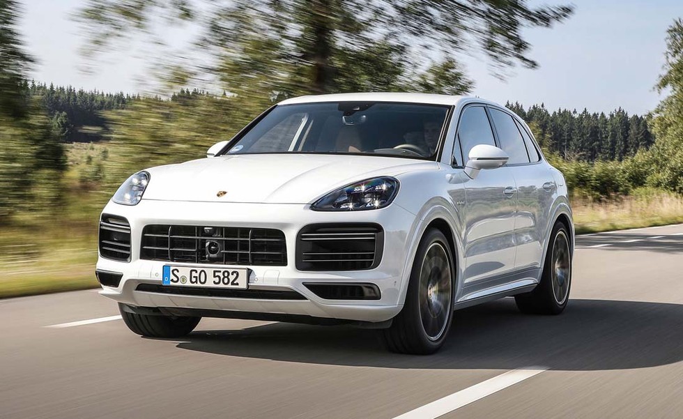 Porsche Cayenne Turbo S E-Hybrid (295 km/h) - Phi&ecirc;n bản cao nhất đội h&igrave;nh Porsche Cayenne chứng kiến động cơ V8 4.0L tăng &aacute;p k&eacute;p vốn đ&atilde; mạnh c&ograve;n được trợ lực bởi m&ocirc; tơ điện, gi&uacute;p đưa tổng c&ocirc;ng suất to&agrave;n hệ thống l&ecirc;n 670 m&atilde; lực. Chiếc SUV sang trọng n&agrave;y c&oacute; thể đạt được tốc độ từ 0 đến 96km/giờ chỉ trong 3,8 gi&acirc;y trước khi đạt vận tốc đối đa đạt 295km/giờ.
