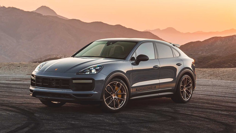 Porsche Cayenne Turbo GT (300 km/h) - Porsche sản xuất một phi&ecirc;n bản kh&aacute;c của Cayenne thậm ch&iacute; c&ograve;n nhanh hơn Turbo S E-Hybrid, được gọi l&agrave; Turbo GT. Chiếc Porsche Cayenne Turbo GT được trang bị động cơ V8 tăng &aacute;p k&eacute;p, dung t&iacute;ch 4.0 l&iacute;t với c&ocirc;ng suất cực đại ở mức 640 m&atilde; lực v&agrave; m&ocirc;-men xoắn tối đa 850 Nm. Với sức mạnh n&agrave;y, chiếc xe chỉ cần 3,1 gi&acirc;y để tăng tốc từ 0 l&ecirc;n 96 km/h, tốc độ tối đa đạt 300 km/h.