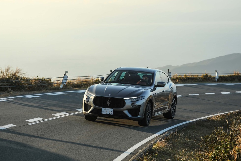 Maserati Levante Trofeo (301 km/h) - Nhỉnh hơn đối thủ Porsche Cayenne Turbo GT một ch&uacute;t l&agrave; Maserati Levante Trofeo chạy động cơ V8 3.8L do Ferrari cung cấp, c&ocirc;ng suất 590 m&atilde; lực, m&ocirc;-men xoắn cực đại 730 Nm. Xe tăng tốc 0-100 km/h trong 3,9 gi&acirc;y gi&acirc;y trước khi đạt tốc độ tối đa 301 km/h.