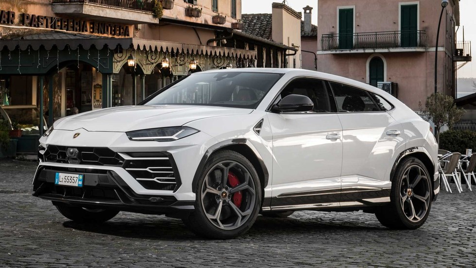 Lamborghini Urus (305 km/h) - Chiếc SUV thứ 2 của Lamborghini sau LM002 trang bị động cơ V8 4.0L tăng &aacute;p k&eacute;p giống nhiều mẫu xe Audi, nhưng cho c&ocirc;ng suất trội hơn cả ở mức 641 m&atilde; lực. Với đường băng phẳng chiếc Urus c&oacute; khả năng tăng tốc l&ecirc;n 100 km/h trong 3,6 gi&acirc;y, l&ecirc;n 200 km/h trong 12,8 gi&acirc;y v&agrave; l&ecirc;n đến tốc độ tối đa 305 km/h.