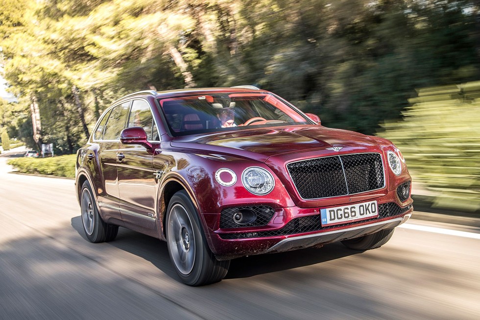 Bentley Bentayga Speed (306 km/h) - Phi&ecirc;n bản cao cấp của Bentayga trang bị động cơ W12 6.0L tăng &aacute;p k&eacute;p 626 m&atilde; lực mạnh kh&ocirc;ng thua k&eacute;m c&aacute;c đối thủ trong danh s&aacute;ch. Kết hợp c&ugrave;ng hộp số tự động 8 cấp cho ph&eacute;p chiếc SUV Anh Quốc tăng tốc từ 0 l&ecirc;n 100 km/h chỉ trong 3,9 gi&acirc;y, tốc độ tối đa 306 km/h. Quan trọng hơn, do bản chất l&agrave; xe sang, chiếc SUV Anh quốc c&oacute; thể chạm ngưỡng tr&ecirc;n ở độ &ecirc;m &aacute;i, y&ecirc;n tĩnh cao hơn rất nhiều c&aacute;c đối thủ c&ugrave;ng ph&acirc;n kh&uacute;c.