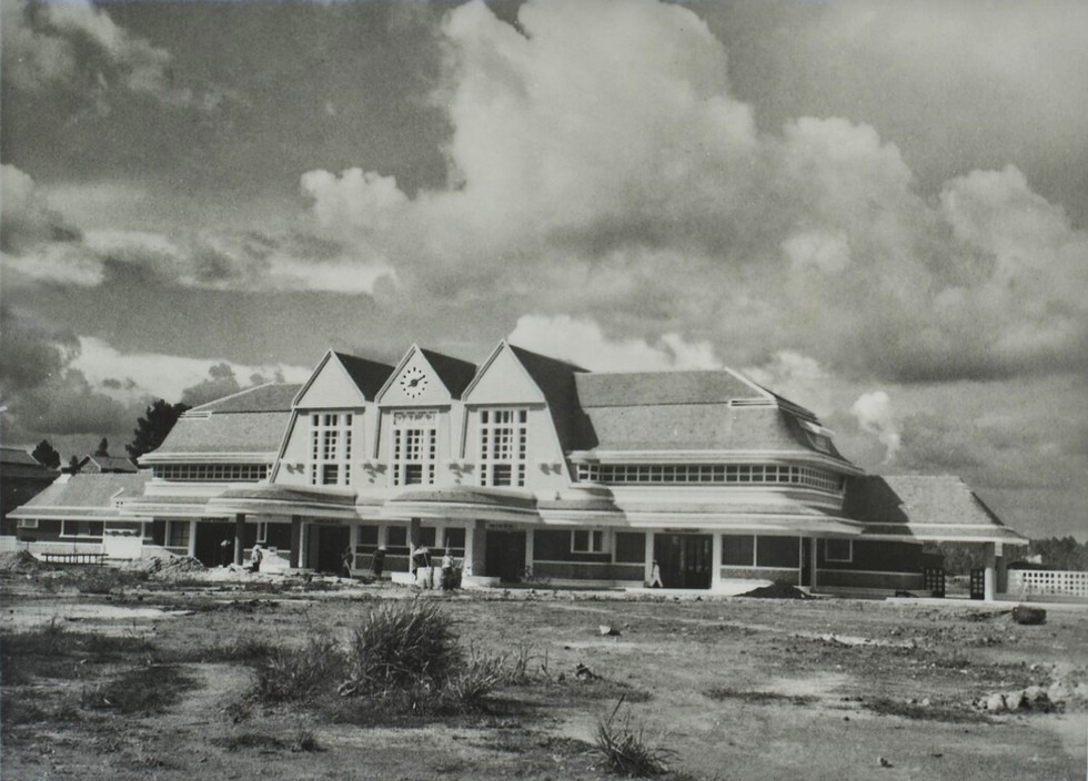 Ga Đ&agrave; Lạt, một trong những c&ocirc;ng tr&igrave;nh kiến tr&uacute;c thời Ph&aacute;p thuộc đẹp nhất Đ&ocirc;ng Dương hiện vẫn c&ograve;n nguy&ecirc;n vẹn. Nh&agrave; ga n&agrave;y cũng đang l&agrave; điểm đến nổi tiếng nhất tại Đ&agrave; Lạt v&agrave; khi tuyến đường sắt răng cưa Phan Rang - Đ&agrave; Lạt được hồi sinh, gi&aacute; trị của nh&agrave; ga n&agrave;y sẽ c&ograve;n c&agrave;ng được ph&aacute;t huy.