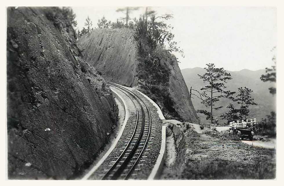 Một đoạn đường ray vượt n&uacute;i tr&ecirc;n tuyến Phan Rang - Đ&agrave; Lạt với ray răng cưa bố tr&iacute; ch&iacute;nh giữa hai ray trơn. Sức k&eacute;o tối đa của đầu m&aacute;y tr&ecirc;n tuyến đường sắt răng cưa n&agrave;y l&agrave; 75 tấn ở điều kiện b&igrave;nh thường, c&ograve;n khi l&ecirc;n dốc l&agrave; kh&ocirc;ng qu&aacute; 65 tấn v&agrave; xuống dốc l&agrave; kh&ocirc;ng qu&aacute; 55 tấn.