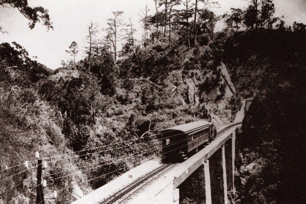 Một đoạn t&agrave;u chạy qua c&acirc;y cầu vượt n&uacute;i.