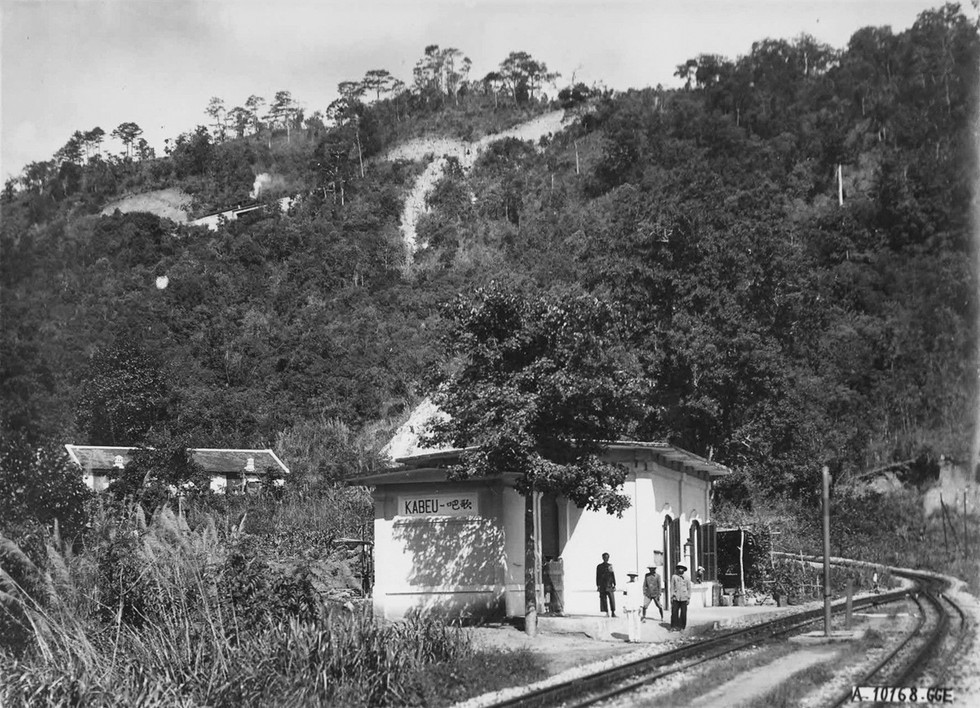 Một nh&agrave; ga nhỏ tr&ecirc;n tuyến đường sắt răng cưa Phan Rang - Đ&agrave; Lạt khi chuẩn bị bước v&agrave;o đoạn leo dốc.