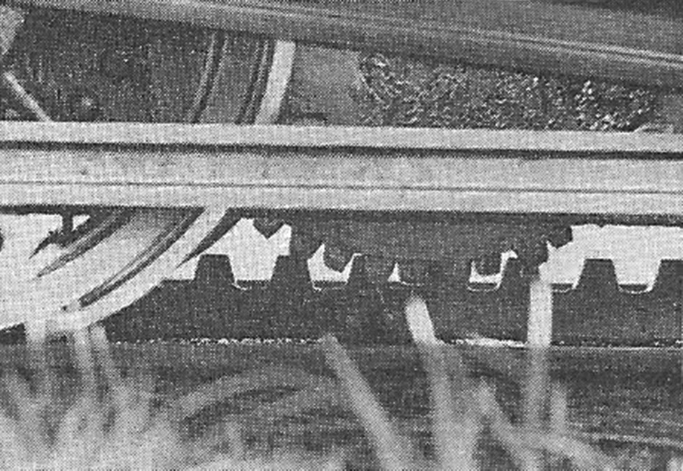 Để qua được những đoạn đ&egrave;o dốc, c&aacute;c kỹ sư Ph&aacute;p phải thiết kế những b&aacute;nh răng cưa lắp th&ecirc;m v&agrave;o b&ecirc;n dưới đầu m&aacute;y. Khi t&agrave;u chạy đến gần đoạn ray c&oacute; răng cưa, l&aacute;i t&agrave;u sẽ giảm tốc độ v&agrave; khởi động gi&agrave;n b&aacute;nh răng ở đầu t&agrave;u cho m&oacute;c v&agrave;o đường ray răng cưa, rồi kh&oacute;a hệ thống b&aacute;nh răng. B&aacute;nh răng của đầu m&aacute;y khi đ&oacute; b&aacute;m chặt v&agrave;o răng cưa đường ray để t&agrave;u bắt đầu leo dốc v&agrave; xuống dốc an to&agrave;n, kh&ocirc;ng bị trượt mất kiểm so&aacute;t.