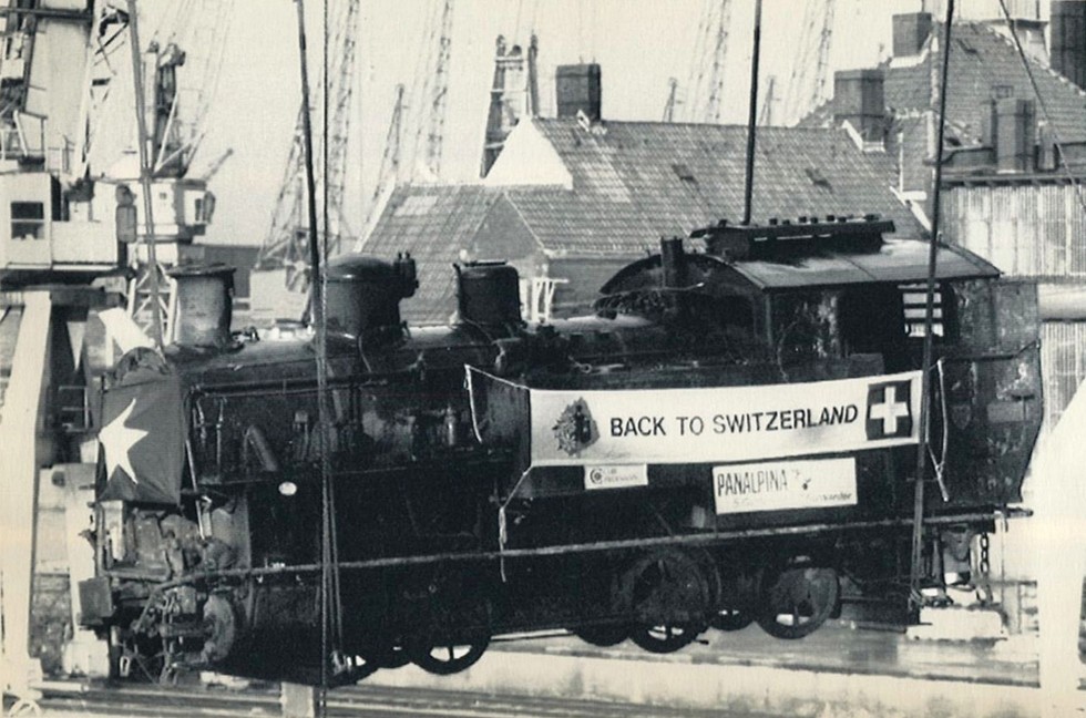 Đ&acirc;y l&agrave; h&igrave;nh ảnh một đầu m&aacute;y ph&iacute;a Thụy Sĩ mua lại của Việt Nam v&agrave; đưa về nơi n&oacute; đ&atilde; được chế tạo gần 100 năm trước. Sau đ&oacute; c&aacute;c đầu m&aacute;y n&agrave;y được phục chế ho&agrave;n chỉnh v&agrave; vẫn đang tiếp tục hoạt động chở kh&aacute;ch du lịch tại Thụy Sĩ.