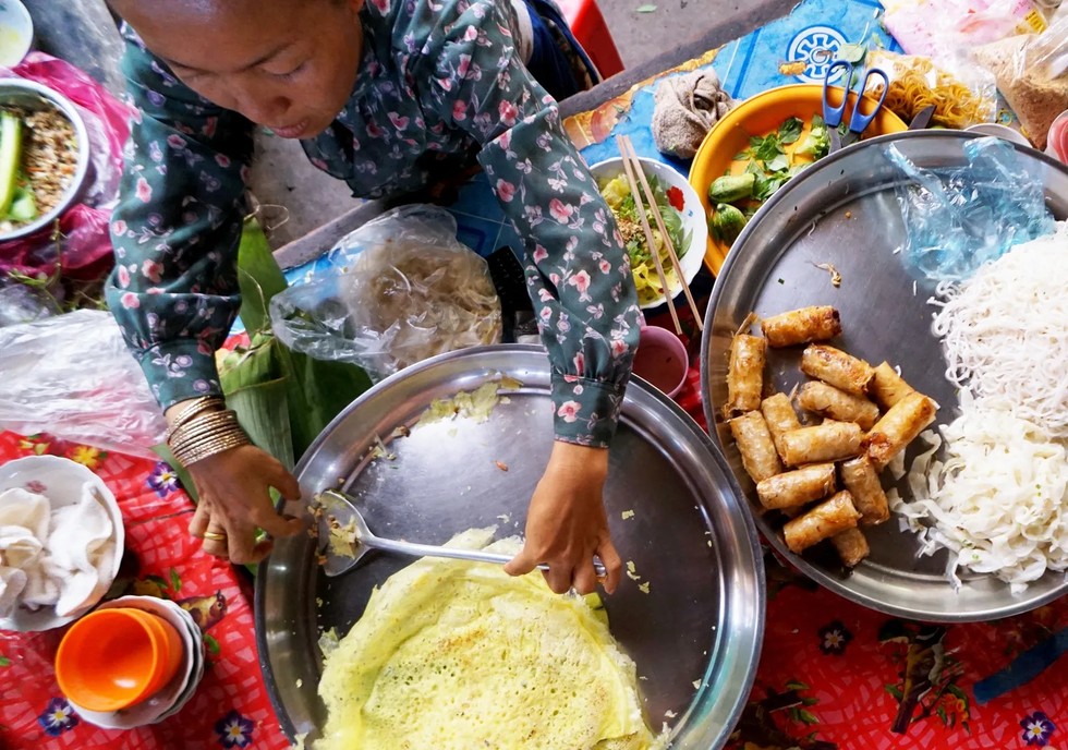 Quầy b&aacute;n đồ ăn tại Siem Reap. Ảnh: Lina Goldberg