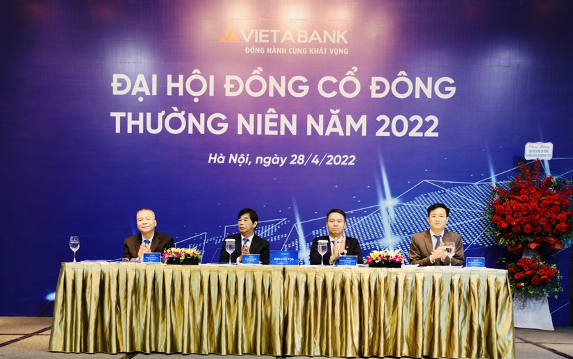 Ban l&atilde;nh đạo VietABank trong đại hội cổ đ&ocirc;ng năm 2022.