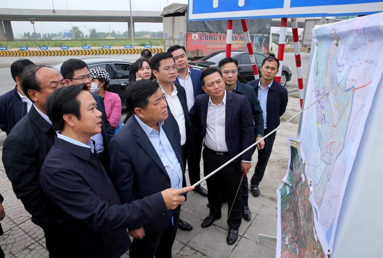 Tổ c&ocirc;ng t&aacute;c số 4 kiểm tra Dự &aacute;n đầu tư x&acirc;y dựng tuyến đường cao tốc Ninh B&igrave;nh- Hải Ph&ograve;ng, đoạn qua tỉnh Ninh B&igrave;nh tại n&uacute;t giao Mai Sơn. Ảnh: MPI.