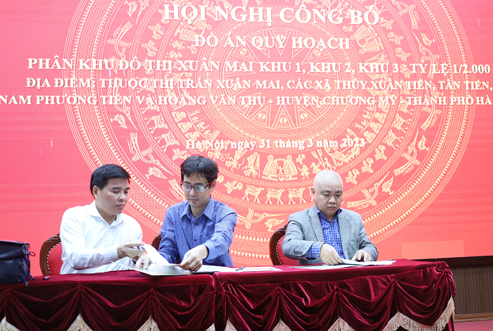 Đại diện 3 b&ecirc;n (UBND huyện Chương Mỹ, Sở Quy hoạch - Kiến tr&uacute;c H&agrave; Nội, Viện Quy hoạch x&acirc;y dựng H&agrave; Nội) k&yacute; b&agrave;n giao đồ &aacute;n Quy hoạch ph&acirc;n khu đ&ocirc; thị Xu&acirc;n Mai. Nguồn: Cổng th&ocirc;ng tin điện tử TP H&agrave; Nội.