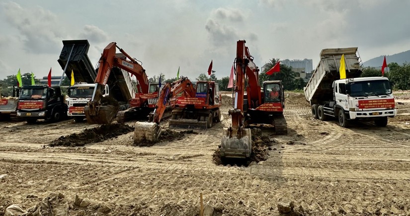 Thi c&ocirc;ng đường ven biển tại B&igrave;nh Định. Ảnh: Binhdinh.gov