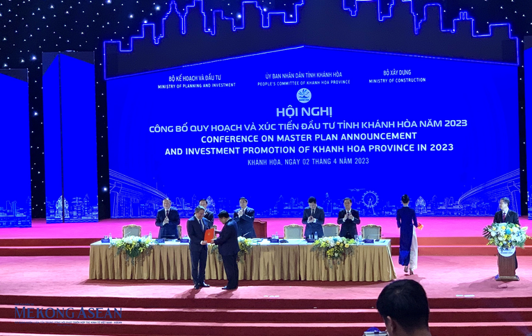 Bộ trưởng Bộ Kế hoạch v&agrave; Đầu tư Nguyễn Ch&iacute; Dũng trao Quyết định Quy hoạch cho tỉnh Kh&aacute;nh H&ograve;a. Ảnh: V&otilde; Quyền