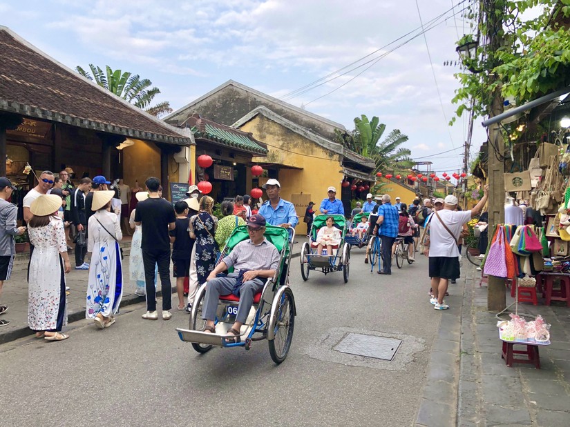 Kh&aacute;ch du lịch tại Hội An. Ảnh: Thảo Ng&acirc;n