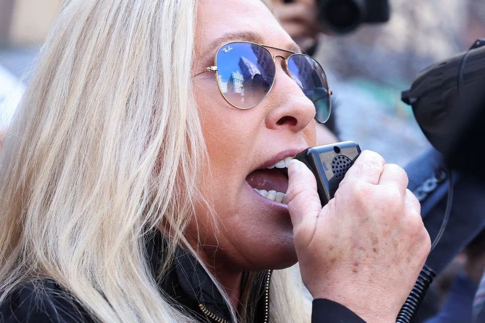 B&agrave; Marjorie Taylor Greene cũng xuất hiện chớp nho&aacute;ng v&agrave; đưa ra ph&aacute;t biểu trước khi rời đi. Ảnh: Reuters