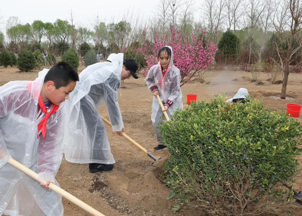 Chủ tịch ch&iacute;nh hiệp Trung Quốc Vương Hỗ Ninh tại sự kiện trồng c&acirc;y ng&agrave;y 4/4 ở Bắc Kinh. Ảnh: Xinhua