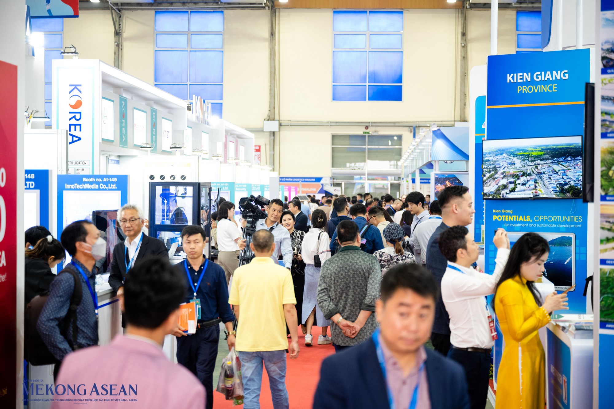 Vietnam Expo 2023 thu h&uacute;t khoảng 500 doanh nghiệp của Việt Nam v&agrave; quốc tế đến từ 16 quốc gia, v&ugrave;ng l&atilde;nh thổ tr&ecirc;n thế giới, tham gia trưng b&agrave;y giới thiệu sản phẩm với quy m&ocirc; 600 gian h&agrave;ng, tăng gần 100 doanh nghiệp v&agrave; 220 gian h&agrave;ng so với năm trước.