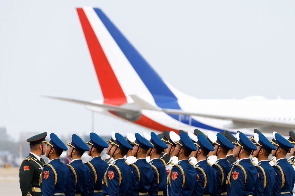 C&aacute;c binh sĩ Trung Quốc đứng đợi tại S&acirc;n bay Quốc tế Thủ đ&ocirc; Bắc Kinh để ch&agrave;o mừng Tổng thống Emmanuel Macron. Ảnh: Reuters