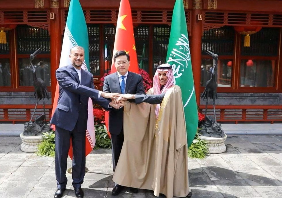 Ngoại trưởng Iran Hossein Amir-Abdollahian, Ngoại trưởng Saudi Arabia Faisal bin Farhan Al Saud v&agrave; Ngoại trưởng Trung Quốc Tần Cương bắt tay trong cuộc gặp ở Bắc Kinh, Trung Quốc, ng&agrave;y 6/4. Ảnh: Reuters