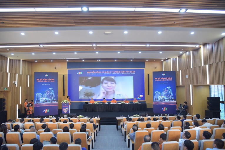 Cổ đ&ocirc;ng FPT đặt c&acirc;u hỏi cho ban l&atilde;nh đạo qua h&igrave;nh thức trực tuyến.