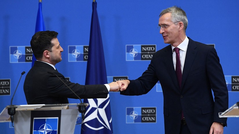 Tổng thống Ukraine Volodymyr Zelensky v&agrave; Tổng thư k&yacute; NATO Jens Stoltenberg, năm 2021. Ảnh: AFP