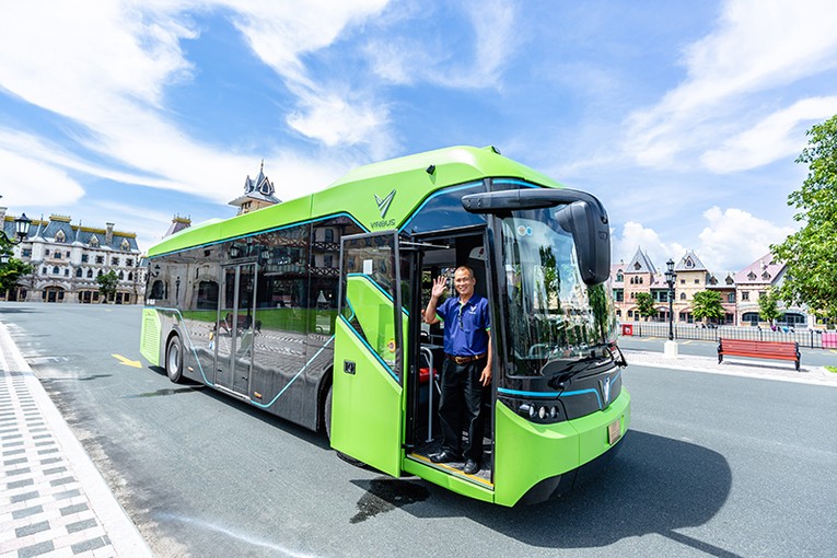 Di chuyển với xe điện xanh VinBus l&agrave; lựa chọn tiết kiệm chi ph&iacute; cho c&aacute;c nh&oacute;m bạn trẻ