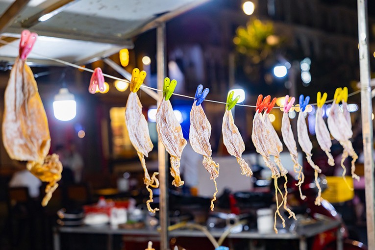 ...V&agrave; mực nướng tại chợ đ&ecirc;m Grand World Ph&uacute; Quốc.