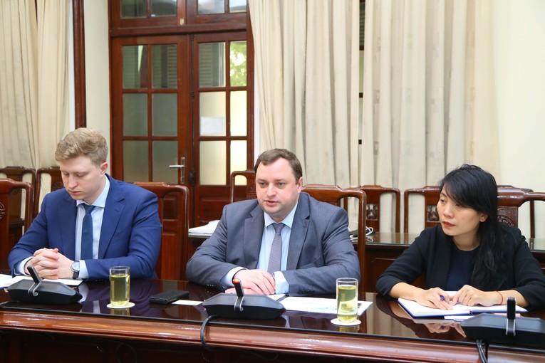 Thứ trưởng Bộ Gi&aacute;o dục Li&ecirc;n bang Nga Denis Gribov (ngồi giữa). Ảnh: Molisa.